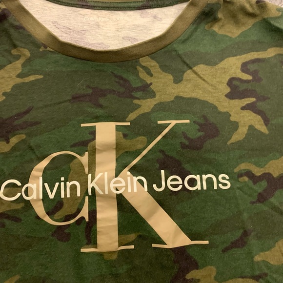 Calvin Klein Camo T-shirt - Picture 2 of 4